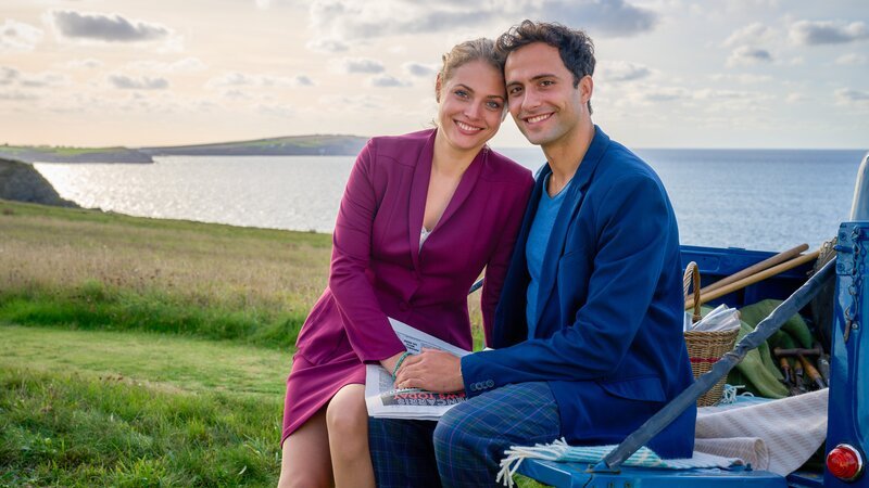 Rosamunde Pilcher Schlagzeile Liebe Liebe auf den ersten Blick: Nicola-Rabea Langrzik als Laura Seal, Garry Fischmann als Bob Spencer – Bild: ORF/​ZDF/​Jon Ailes
