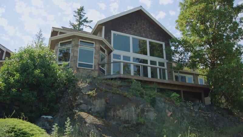 Ein Polizist und ein Friseur haben ihr ganzes Leben in Fidalgo Island, Washington, verbracht. Das Paar liebt die Wanderwege der Insel und die Wasseraktivitäten. Jetzt möchten sie auf der hügeligen Insel ihr Traumhaus finden. Das soll einen offenen Grundriss, eine atemberaubende Aussicht und genügend Platz für Familienbesuche haben. – Bild: TLC