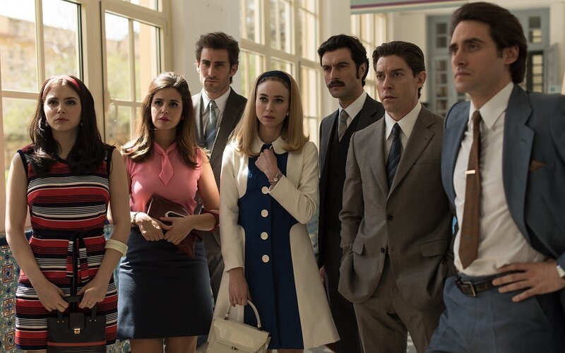 L-R: Andrea Duro als Marie Leduc, Marta Torné als Paloma Oliver, Fernando Guallar als Sergio Godó, Marta Hazas als Clara Montesinos, Javier Rey als Mateo, Adrián Lastra als Pedro Infantes, Llorenç González als Jonás Infantes. – Bild: Enrique Baró Ubach