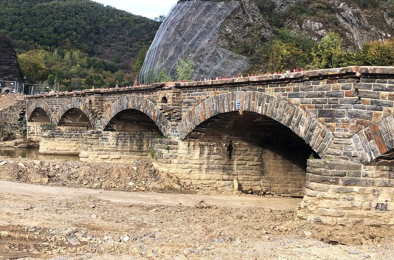 Kerzen erinnern an die Opfer des Hochwassers – hier auf der Ahrbrücke in Kreuzberg. – Bild: SWR/​Alexander Schweitzer
