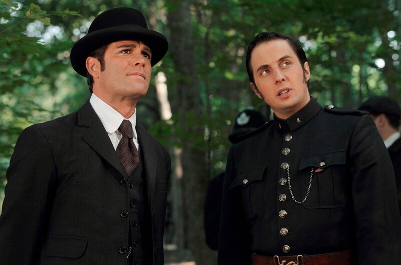 v.l.: Detective Murdoch (Yannick Bisson) und Constable George Crabtree (Jonny Harrus) – Bild: WDR/​ITV Studios