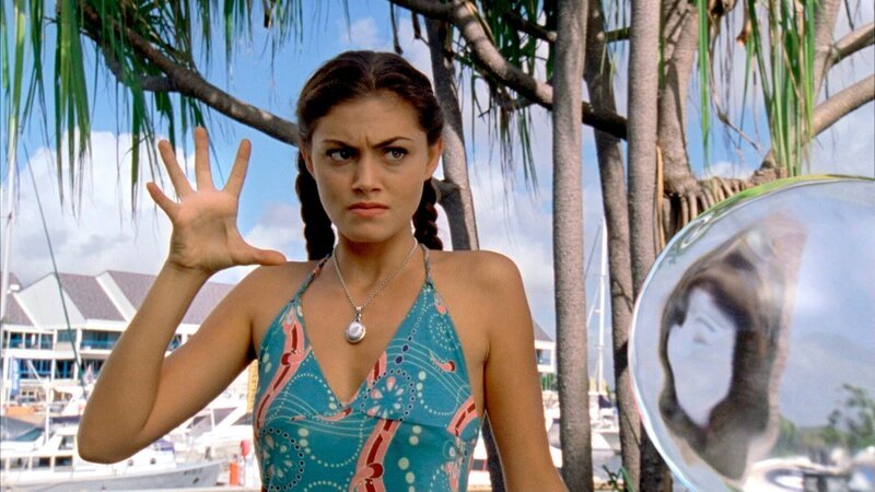 Cleo (Phoebe Tonkin) setzt sich gegen die Attacke der eifersüchtigen Charlotte zur Wehr. Doch Charlotte ist stärker und demütigt Cleo. – Bild: ZDF/​Jasin Boland