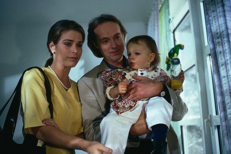 12. Eine glückliche Familie: Anna Sanwaldt-Hängsberg (Ursula Buschhorn), Johannes Hängsberg (Siemen Rühaak) und ihre kleine Tochter Jenin. – Bild: ZDF und Hermann Roth./​Hermann Roth