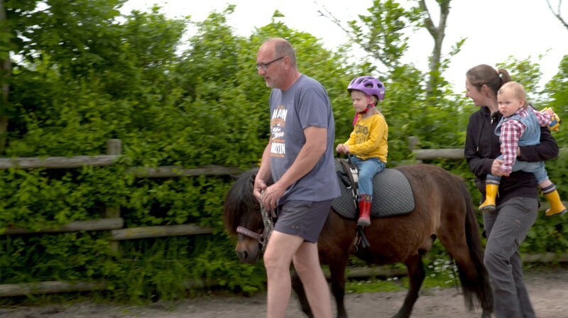 NDR Fernsehen DIE NORDSTORY – FAMILIENSTRESS AUF HALLIG SÜDEROOG. Für Holger (41) und Nele (38), seit acht Jahren Pächter von Hallig Süderoog, hat sich ihr Familienleben stark verändert. Ihre Tochter Fenja geht jetzt in den Kindergarten der Insel Pellworm. – Bild: NDR/​jumpmedientv GmbH