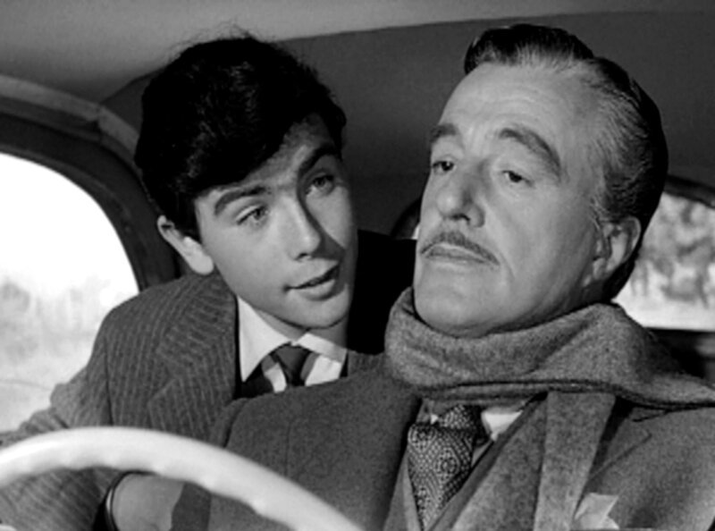 Paolo (Geronimo Meynier, links) versucht seinem standesbewussten Vater (Vittorio de Sica) beizubringen, dass er in die Tochter eines Straßenfegers verliebt ist. – Bild: ARD Degeto Paolo (Geronimo Meynier, links) versucht seinem standesbewussten Vater (Vittorio de Sica) beizubringen, dass er in die Tochter eines Straßenfegers verliebt ist. – Bild: ARD Degeto