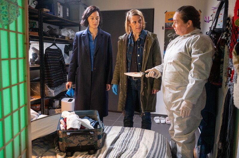 Tamara Meurer (Anja Pahl, M.) und Pauline Hobrecht (Agnes Decker, l.) sind gemeinsam mit Spusi Jutta (Gabriele Völsch, r.) am Tatort. Sie haben die vermutliche Tatwaffe im Koffer des Au-Pairs gefunden. – Bild: Britta Krehl /​ ZDF
