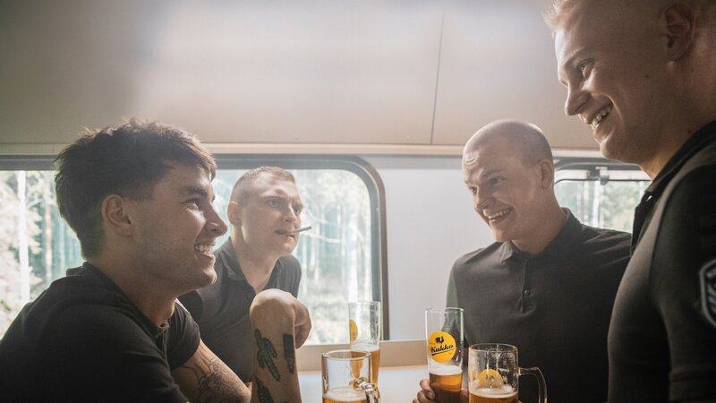 Van (Kian Lawley, l.) und seine Kameraden Soukka (Elias Keranen, 2.v.l.), PH (Juho Uusitalo, 3.v.l.) und Forsbacka (Tatu Sinisalo, r.) haben Wochenendurlaub. Trotz hochgesteckter Ziele endet der Trip nicht für jeden besonders erfreulich. – Bild: Cata Portin