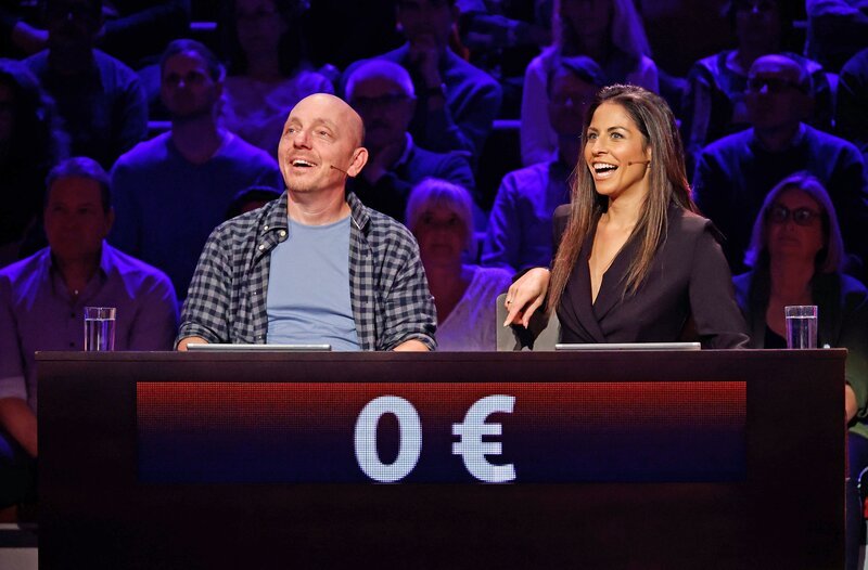 Rateteam-Kapitän Bernhard Hoëcker und die Stand-up-Comedienne und Moderatorin Negah Amiri bilden ein Rateteam. – Bild: ARD/​Morris Mac Matzen