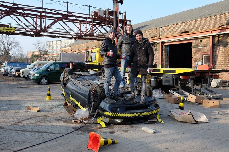 Können Bananenkartons ein herabstürzendes Auto schützen? Das Checkpoint-Team testet es. – Bild: ZDF/​Cécilia Tussiau