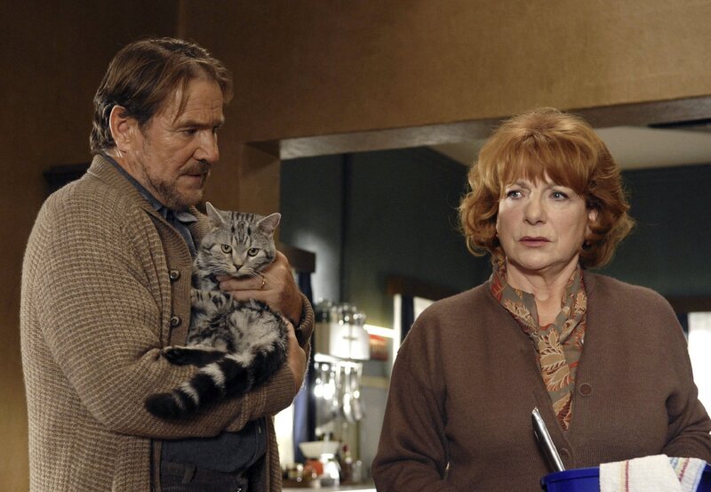 ARD/​NDR DIE KATZE, am Freitag (04.11.11) um 00:15 Uhr im ERSTEN. Mit Siegmars (Götz George) Katze Lilli steht Margret (Hannelore Hoger) von Anfang an auf Kriegsfuß. – Bild: NDR/​NDR/​Susanne Dittmann