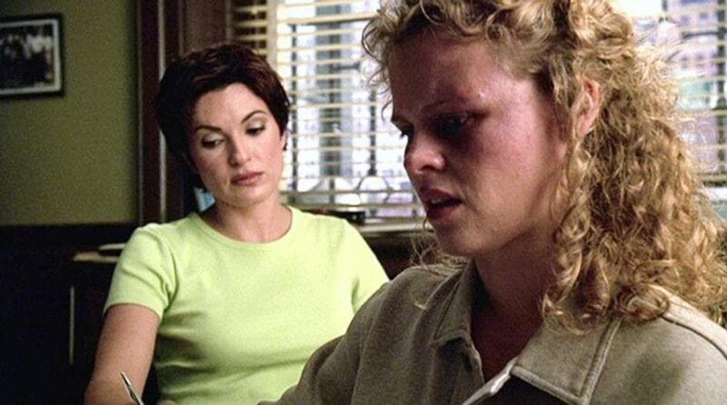 Lori Thatcher (Stina Nielsen, r.) ist das Opfer einer Vergewaltigung geworden. Obwohl es ihr sichtlich schwerfällt, eine Aussage zu machen, bemüht sie sich, Detective Olivia Benson (Mariska Hargitay) so viele Informationen wie möglich zu liefern. – Bild: RTL NITRO