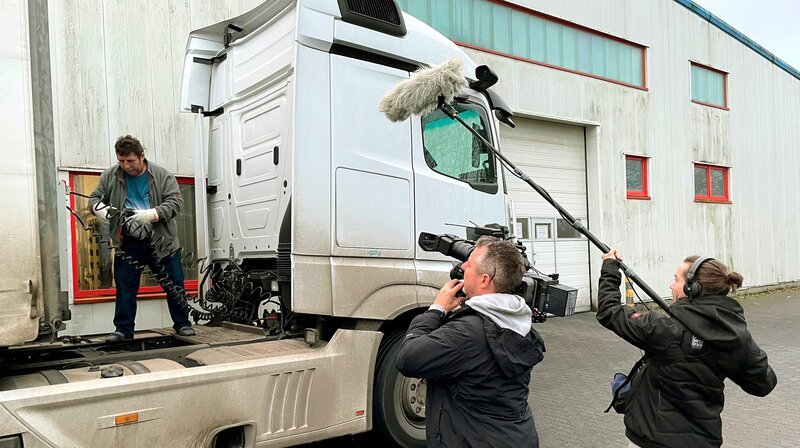 Der Fahrer koppelt die Zugmaschine an. – Bild: NDR/Hanse TV GmbH Der Fahrer koppelt die Zugmaschine an. – Bild: NDR/Hanse TV GmbH