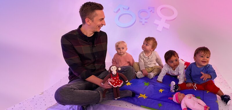 Moderator Eric Mayer testet in einem Experiment mit fünf Jugendlichen und fünf Kleinkindern, wie schnell wir Menschen in Geschlechter-Schubladen stecken und dementsprechend behandeln. – Bild: ZDF
