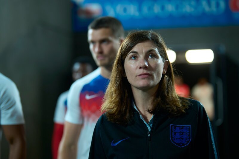 Finale in Russland: Die Psychologin Pippa Grange (Jodie Whittaker) unterstützt den Trainer der englischen Nationalmannschaft. – Bild: Justin Downing /​ ZDF