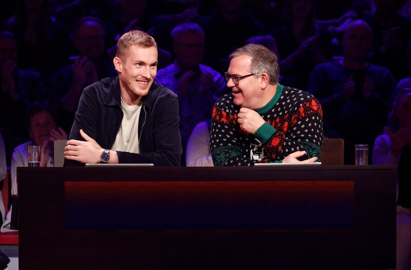 Rateteam-Kapitän Elton (r.) mit Basketballspieler Niels Giffey (l.). – Bild: ARD/​Morris Mac Matzen