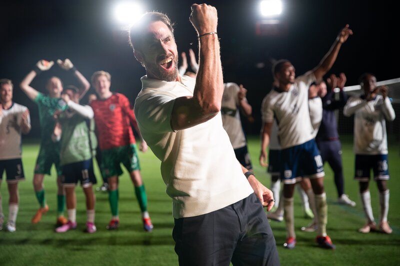 Mit Gareth Southgate (Joseph Fiennes) als Trainer kehrt die englische Nationalmannschaft ins Finale großer Turnier zurück. – Bild: Dan Fearnan /​ ZDF