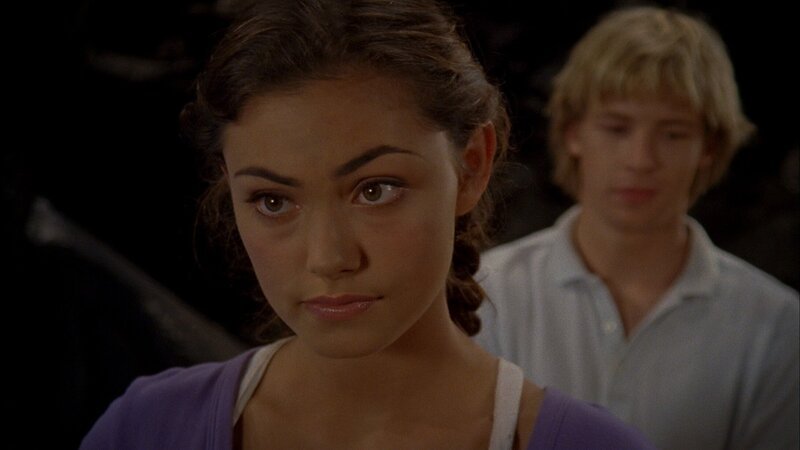 Cleo (Phoebe Tonkin) und Lewis (Angus McLaren) in der Höhle auf Mako Island. Lewis versucht wieder einmal, das Geheimnis von Mako Island und damit das der Meerjungfrauen zu lüften. Dabei kommen sich die beiden wieder näher. – Bild: ZDF/​Jasin Boland