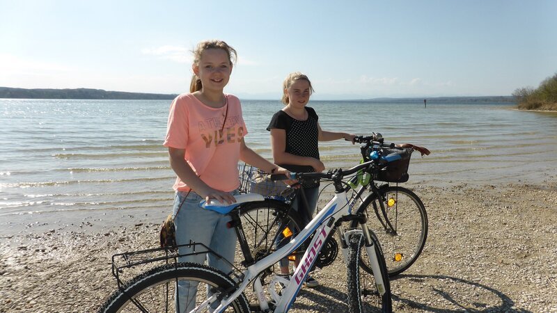 Annika und Hanna auf einer Fahrradtour – Bild: rbb/​Preuss Filmproduktion Berlin