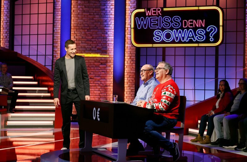 Moderator Kai Pflaume mit Rateteam-Kapitän Elton und dem Komiker Bodo Bach. – Bild: ARD/​Morris Mac Matzen