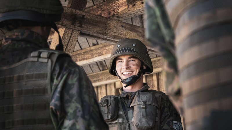 Bei einer Schießübung bietet sich Van (Kian Lawley) die Möglichkeit, endlich aus der Truppe entlassen zu werden. Es scheint als könnte sein Plan nicht schief gehen, doch der Schein kann trügen. – Bild: Cata Portin