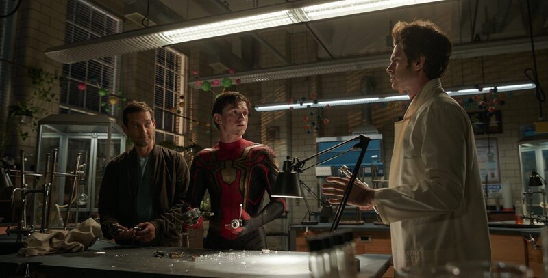 Dreimal Peter Parker bzw. Spider-Man: Der aktuelle Spider-Man (Tom Holland, M.) erhält Unterstützung von seinen Vorgängern (Andrew Garfield, r. und Tobey Maguire, l.) im Kampf gegen Feinde aus dem Multiversum. – Bild: ZDF