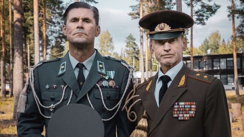 Major Miettinen (Tommi Korpela) hat den russischen Major Poljakov (Andrei Tsumak) zu einer Militärübung eingeladen. – Bild: Cata Portin