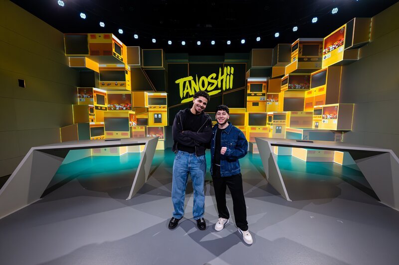 Kaddicosplay und Harut stellen sich einem konkurrierenden Team im „Tanoshii – Zero x Hero“ – Battle. – Bild: ZDF/​Julian Niklas Canto