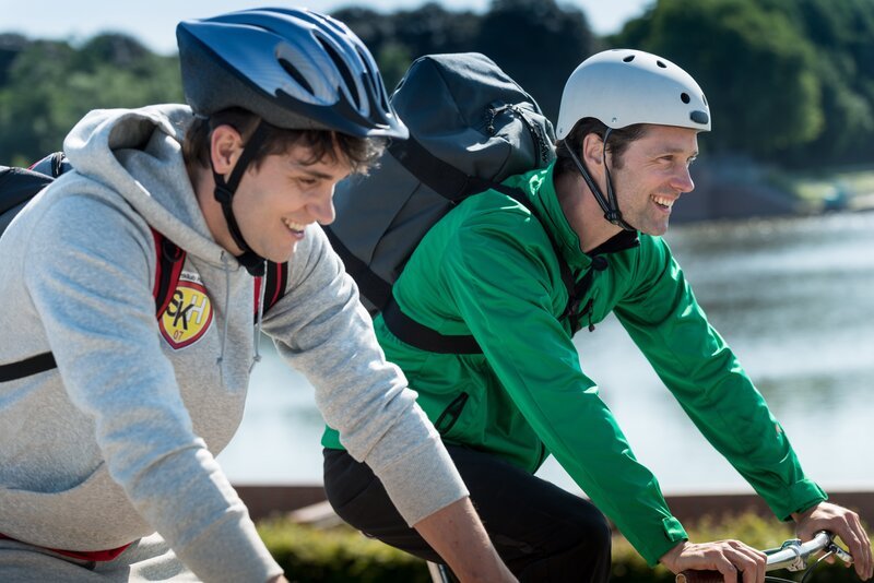 Auf dem Weg zum Training trifft Mattes (Matthias Schloo, r.) auf seinen Freund, den Stabhochspringer Josh Baier (Daniel Fünffrock, l.), der ihn auch gleich zu einem Rennen zum Sportplatz herausfordert. – Bild: ZDF/​Boris Laewen