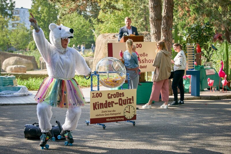 Eva (Mirja Boes) tritt beim Kinderfest im Zoo als tanzende Eisbärprinzessin auf. – Bild: RTL Passion