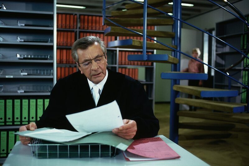 1. Richter Berthold Sanwaldt (Günter Mack) liest unbefugt in fremden Akten. – Bild: ZDF und Hermann Roth