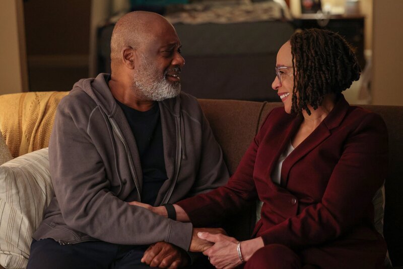 l-r: Bert Goodwin (Gregory Alan Williams), Sharon Goodwin (S. Epatha Merkerson) – Bild: NBC /​ George Burns Jr /​ Episodic /​ NBCUniversal Media, LLC.