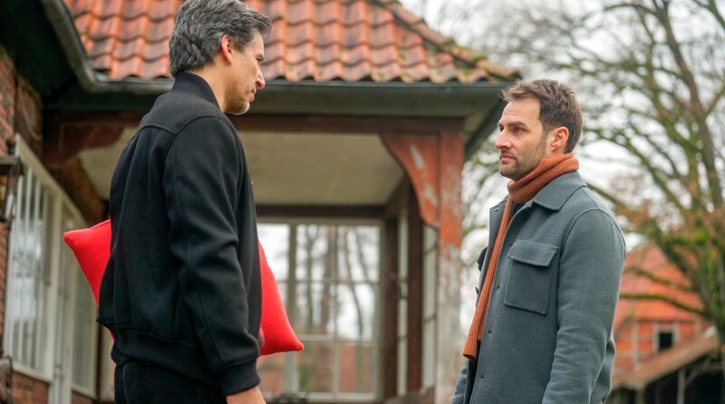 Bei der gemeinsamen Kinderbetreuung kann Daniel (r. Daniel Fritz) auf Richard (l. Florian Odendahl) zugehen und der Nachmittag läuft gut. Aber finden auch die beiden Männer zu ihrer alten Freundschaft zurück? – Bild: NDR
