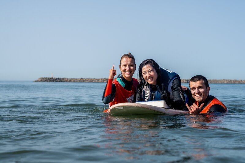 Surflehrerin Christina Paetrow (li) und Surflehrer Viktor Drewes (re) mit Teilnehmerin Simone Lai (mi) im Meer – Bild: Hedda Werres / MDR Surflehrerin Christina Paetrow (li) und Surflehrer Viktor Drewes (re) mit Teilnehmerin Simone Lai (mi) im Meer – Bild: Hedda Werres / MDR