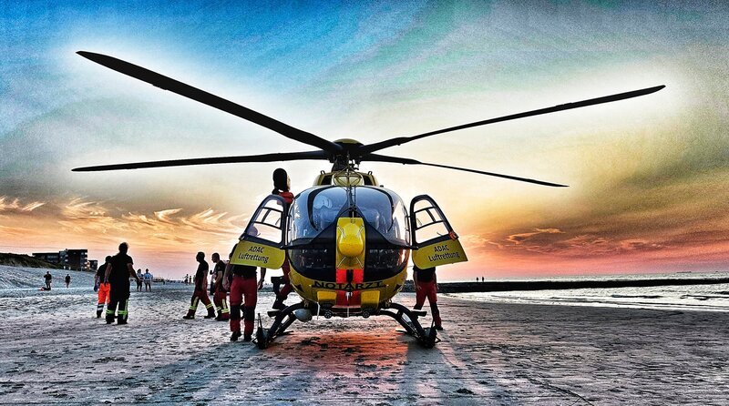 Der Rettungshubschrauber im Einsatz am Strand von Wangerooge – Bild: NDR/​Reinhard Bettauer