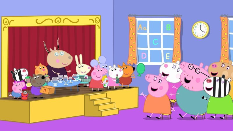 Heute sind Peppa und ihre Freunde in der Spielgruppe und Madame Gazelle (li.) will mit ihnen musizieren. Aber sie spielen nicht mit normalen Insrumenten, sondern müssen ihre eigenen Instrumente bauen. Madame Gazelle sammelt allen möglichen Krimskrams und zeigt den Kindern wie man diesen für den Instrumentenbau verwenden kann. Am Ende des Tages spielen die Kinder ein ganz besonderes Konzert für ihre Eltern (re.). – Bild: RTL