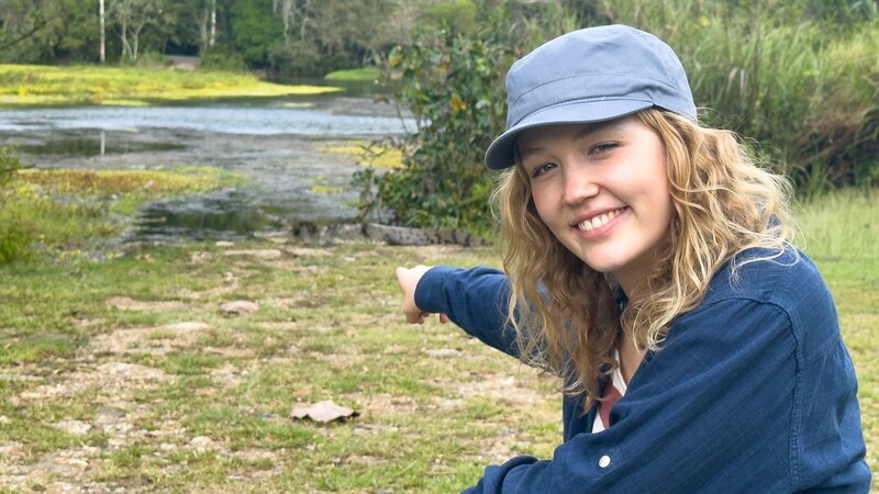 Am Ufer entdeckt Nina ein ausgewachsenes Spitzkrokodil. – Bild: BR/​Text und Bild Medienproduktion GmbH & Co. KG/​Mi-Yong Brehm