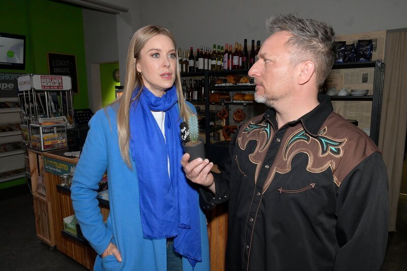 Das tragische Geschehen lässt Michael „Michi“ (Lars Pape) und Jessica (Nina Ensmann) nicht los. – Bild: RTL