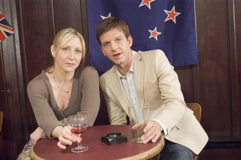 Fast so schön wie selber tanzen – die Leute beim Tanzen zu beobachten. Das finden jedenfalls Cully Barnaby (Laura Howard) und Ben Jones (Jason Hughes). – Bild: ZDF und Mark Bourdillon