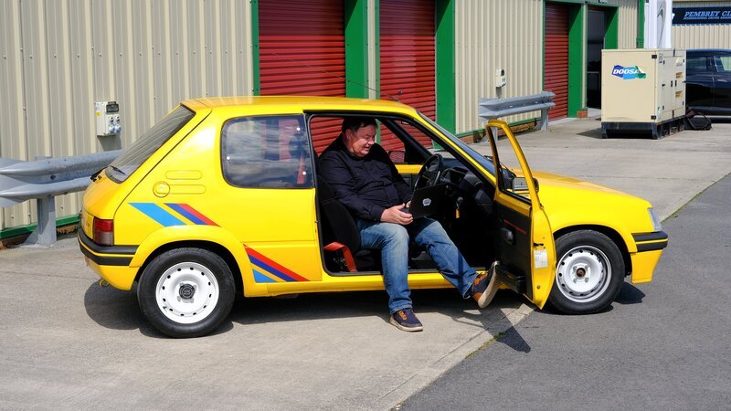 Mike in Peugeot 205 on a call to buyer. – Bild: Warner Bros. Discovery, Inc. or its subsidiaries and affiliates. All rights reserved.