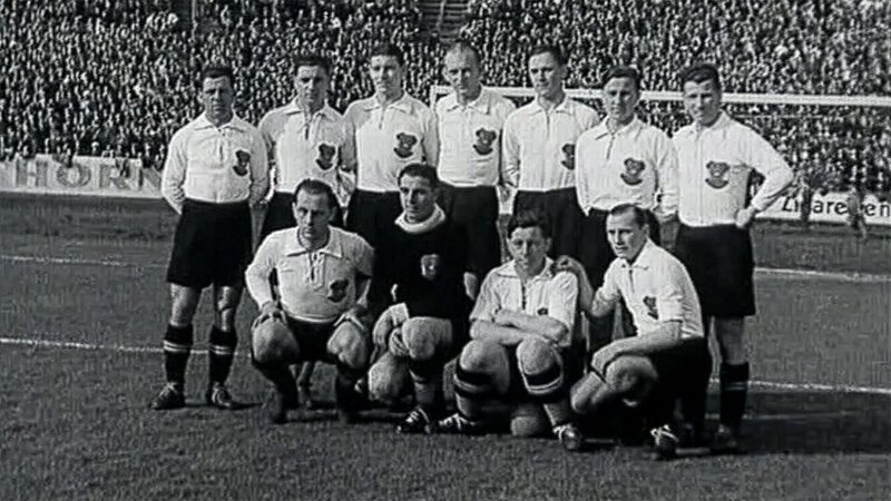 Das Wunderteam vor dem Spiel gegen Ungarn 1932. – Bild: ORF/​pre tv/​Filmarchiv Austria