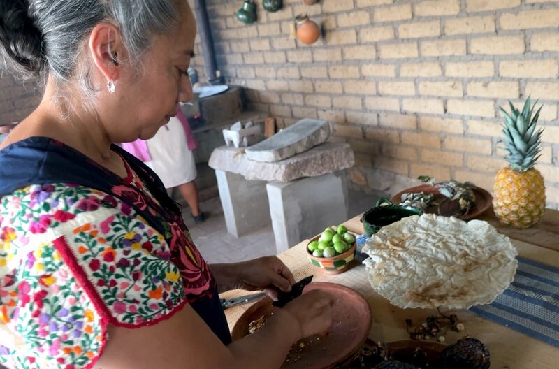 Das Rezept für die mexikanische Soße Mole ist ein kulinarisches Erbe, das von den zapotekischen Frauen von Generation zu Generation weitergegeben wird. – Bild: Elephant Doc