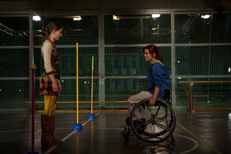 Jo (Lena Kaufmann, re.) trainiert für einen Platz an einer Sportschule für Rollstuhlbasketballer in Hannover! Clara (Lena Schneidewind, li.) versucht sie dabei zu unterstützen, auch wenn sie ihre Freundin nicht verlieren möchte. – Bild: MDR/​Anke Neugebauer