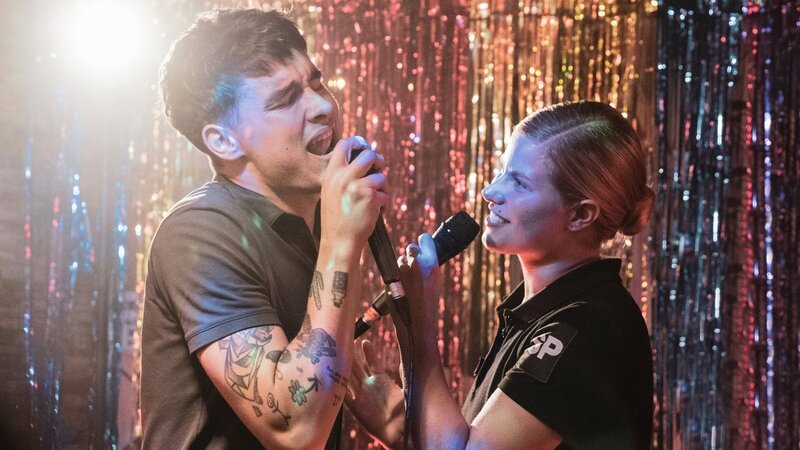 Van (Kian Lawley) feiert mit seinen Kameraden in einer Bar namens Lohikontti und trifft dabei auf Minttu (Wenla Reimaluoto). Nach ein paar Drinks kommen sich die beiden immer näher. – Bild: Cata Portin