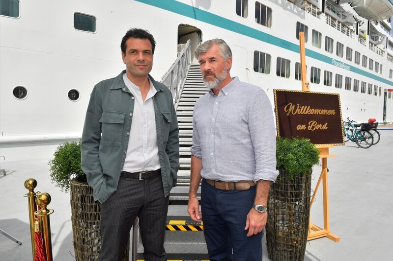 Staff-Kapitän Martin Grimm (Daniel Morgenroth, r.) trifft in Kapstadt Vanessas Verlobten, Tobias Gronau (Kai Schumann, l.). – Bild: ZDF und Dirk Bartling
