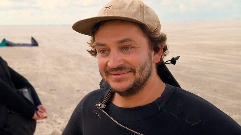 Wilke Brinkmann hat eine Surf- und Kiteschule eröffnet. – Bild: NDR/​AZ Media