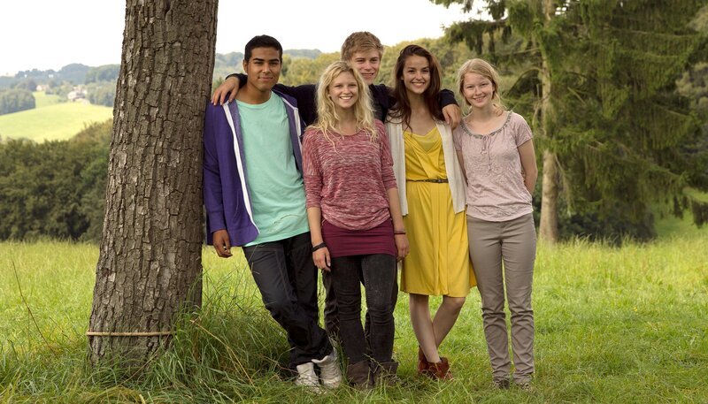 Die fünf Freunde – von links: Tarik (Kaan Sahan), Charlie (Sinje Irslinger), Nils (Tom Gramenz), Patrizia (Luise Beford) und Dajana (Stephanie Amarell). – Bild: BR/​WDR/​Andrea Hansen