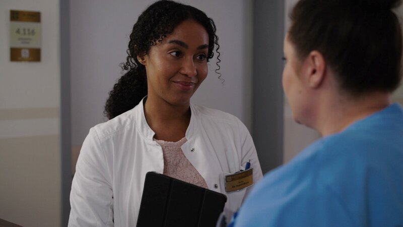 Imani (Féréba Koné, l.) ist erleichtert, dass Vanessa (Julia Augustin) an ihrem Ziel festhält. – Bild: RTL