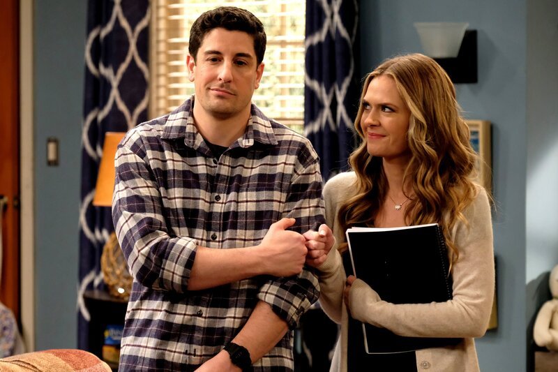 Mike (Jason Biggs, l.); Kay (Maggie Lawson, r.) – Bild: 2019⁠–⁠2020 Twentieth Century Fox Film Corporation.  All rights reserved /​ Ray Mickshaw Lizenzbild frei