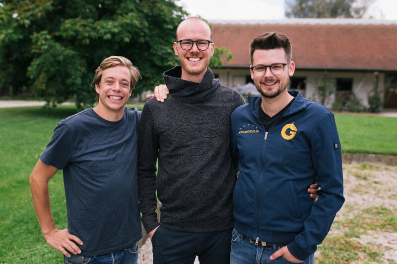 Checker Tobi (links) mit dem Paar Christian und Fabian. – Bild: BR/​megaherz gmbh/​Hans-Florian Hopfner