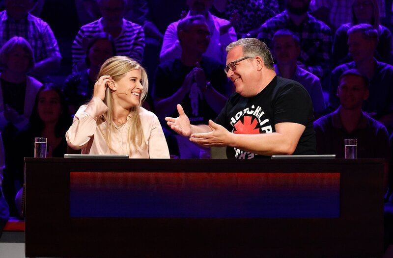 Rateteam-Kapitän Elton (r.) und die Kunstturnerin Emma Malewski (l.) bilden ein Rateteam. – Bild: ARD/​Morris Mac Matzen